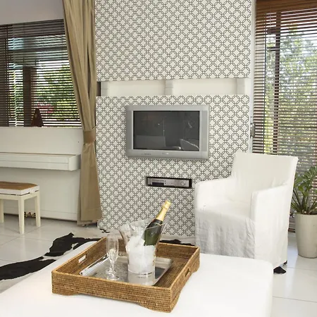 Апартаменти Pavi Apts - Private Rooftop Swimming Pool *
