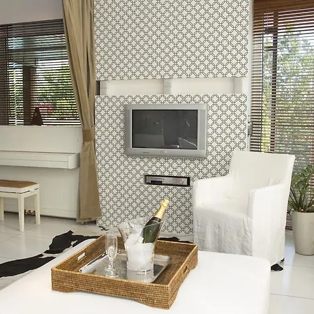 Апартаменти Pavi Apts - Private Rooftop Swimming Pool