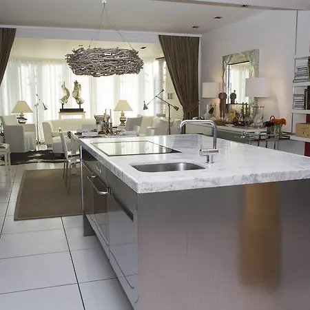 Pavi Apts - Private Rooftop Swimming Pool Apartment *
