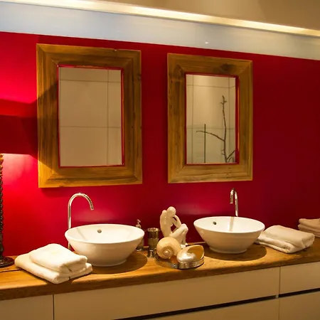 Pavi Apts - Private Rooftop Swimming Pool Apartment
