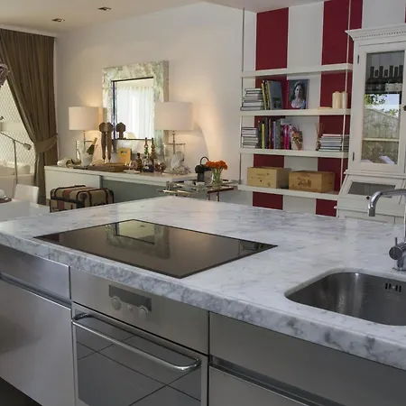 Pavi Apts - Private Rooftop Swimming Pool Apartment