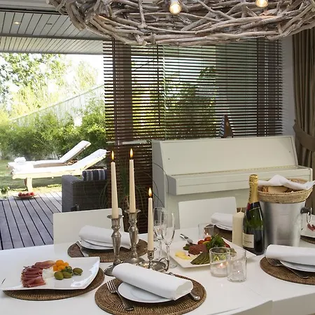 Pavi Apts - Private Rooftop Swimming Pool Apartment