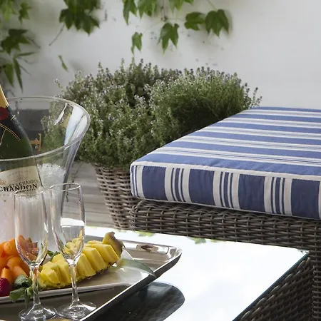Pavi Apts - Private Rooftop Swimming Pool Apartment