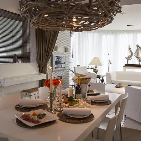 Pavi Apts - Private Rooftop Swimming Pool Apartament