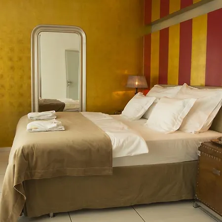 Pavi Apts - Private Rooftop Swimming Pool Apartment
