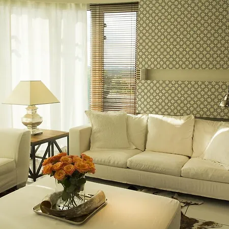 Pavi Apts - Private Rooftop Swimming Pool