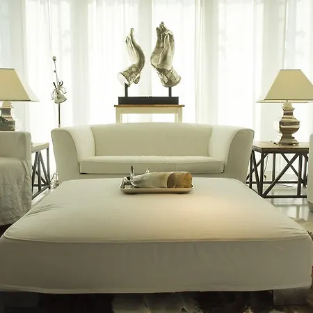 Pavi Apts - Private Rooftop Swimming Pool *