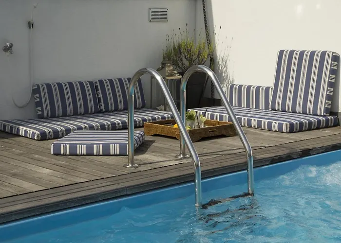 Pavi Apts - Private Rooftop Swimming Pool