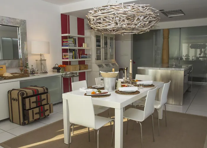 Pavi Apts - Private Rooftop Swimming Pool