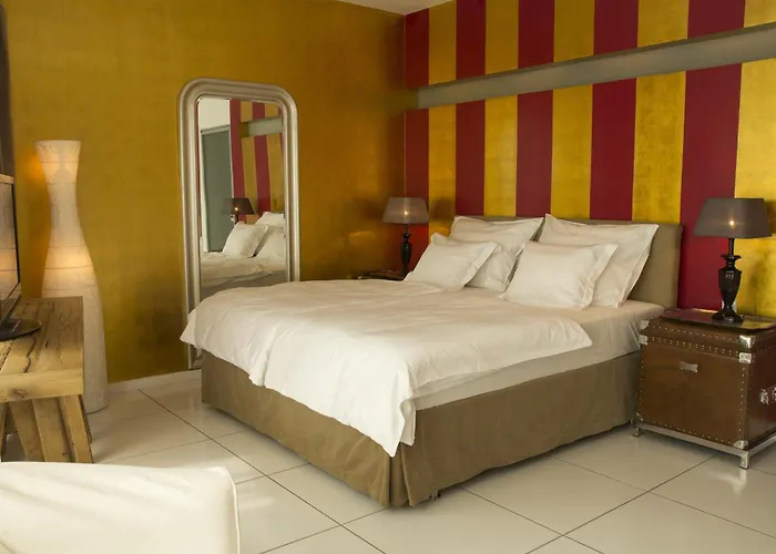 Pavi Apts - Private Rooftop Swimming Pool