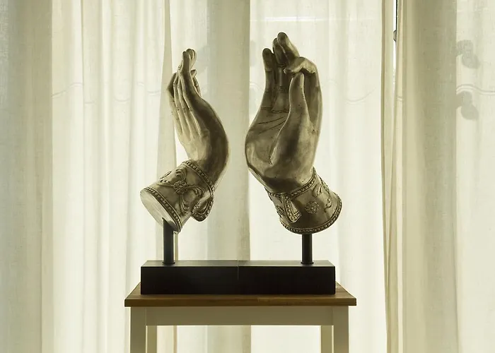 Pavi Apts - Private Rooftop Swimming Pool *