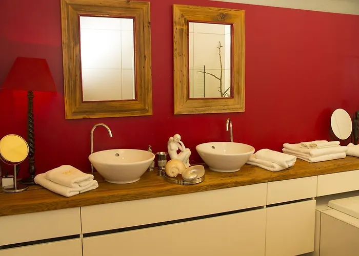 Pavi Apts - Private Rooftop Swimming Pool