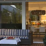Pavi Apts - Private Rooftop Swimming Pool アパート *