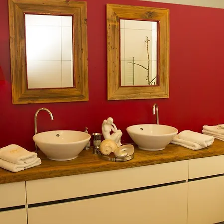 Pavi Apts - Private Rooftop Swimming Pool