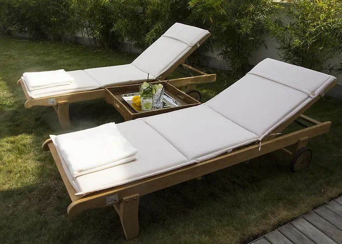 Pavi Apts - Private Rooftop Swimming Pool Апартаменты *