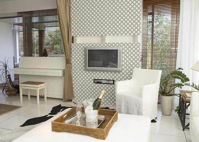 Апартаменты Pavi Apts - Private Rooftop Swimming Pool