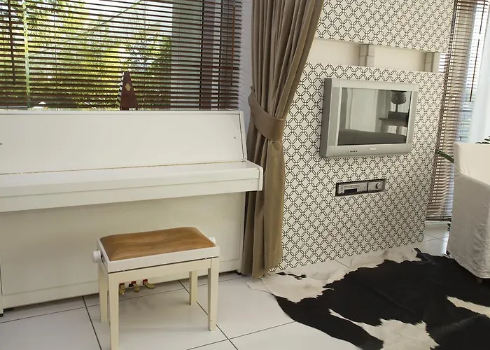 Pavi Apts - Private Rooftop Swimming Pool