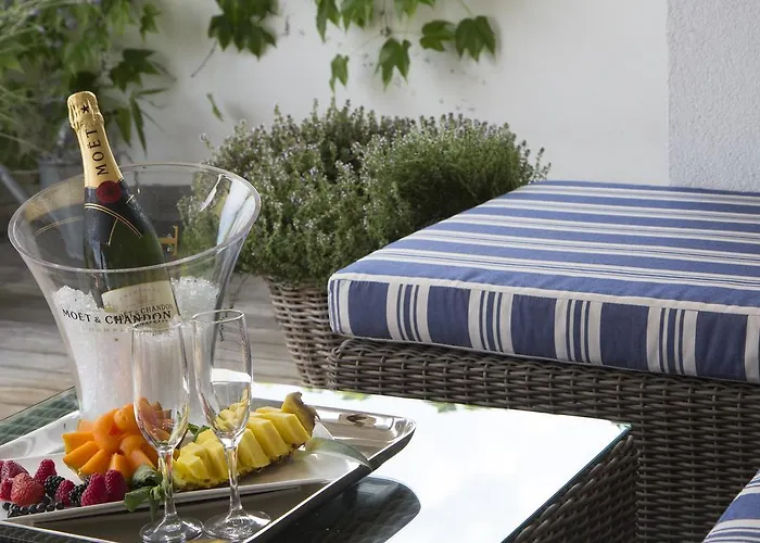 Pavi Apts - Private Rooftop Swimming Pool Апартаменты