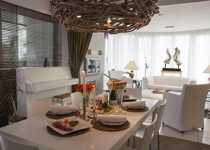 Pavi Apts - Private Rooftop Swimming Pool Апартаменты